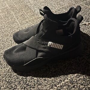 Women’s Black Slip on Puma tennis shoes